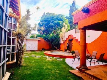 ¡¡Casa en Fuentes de Morelia en VENTA        La casa Cuenta con un Amplio Jardín & Chapoteadero!!   La casa está ubicada en la col. Fuentes de Morelia