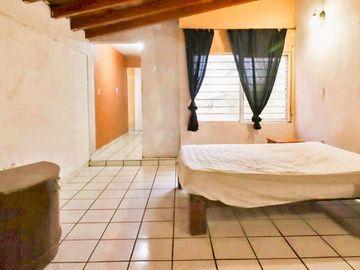 ¡¡Casa en Fuentes de Morelia en VENTA        La casa Cuenta con un Amplio Jardín & Chapoteadero!!   La casa está ubicada en la col. Fuentes de Morelia
