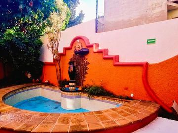 ¡¡Casa en Fuentes de Morelia en VENTA        La casa Cuenta con un Amplio Jardín & Chapoteadero!!   La casa está ubicada en la col. Fuentes de Morelia