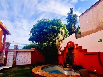 ¡¡Casa en Fuentes de Morelia en VENTA        La casa Cuenta con un Amplio Jardín & Chapoteadero!!   La casa está ubicada en la col. Fuentes de Morelia