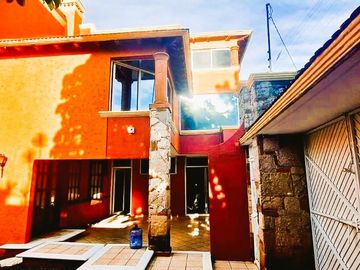 ¡¡Casa en Fuentes de Morelia en VENTA        La casa Cuenta con un Amplio Jardín & Chapoteadero!!   La casa está ubicada en la col. Fuentes de Morelia