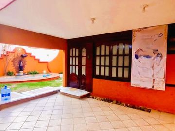 ¡¡Casa en Fuentes de Morelia en VENTA        La casa Cuenta con un Amplio Jardín & Chapoteadero!!   La casa está ubicada en la col. Fuentes de Morelia