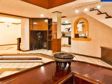 ¡¡Casa en Fuentes de Morelia en VENTA        La casa Cuenta con un Amplio Jardín & Chapoteadero!!   La casa está ubicada en la col. Fuentes de Morelia