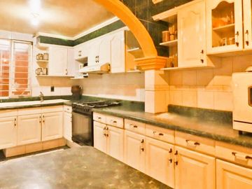 ¡¡Casa en Fuentes de Morelia en VENTA        La casa Cuenta con un Amplio Jardín & Chapoteadero!!   La casa está ubicada en la col. Fuentes de Morelia