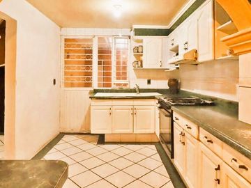 ¡¡Casa en Fuentes de Morelia en VENTA        La casa Cuenta con un Amplio Jardín & Chapoteadero!!   La casa está ubicada en la col. Fuentes de Morelia