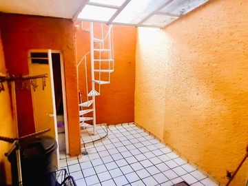 ¡¡Casa en Fuentes de Morelia en VENTA        La casa Cuenta con un Amplio Jardín & Chapoteadero!!   La casa está ubicada en la col. Fuentes de Morelia