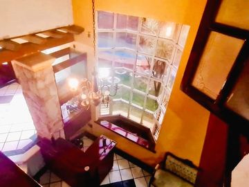 ¡¡Casa en Fuentes de Morelia en VENTA        La casa Cuenta con un Amplio Jardín & Chapoteadero!!   La casa está ubicada en la col. Fuentes de Morelia
