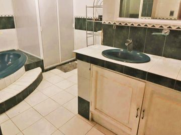 ¡¡Casa en Fuentes de Morelia en VENTA        La casa Cuenta con un Amplio Jardín & Chapoteadero!!   La casa está ubicada en la col. Fuentes de Morelia