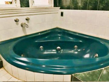 ¡¡Casa en Fuentes de Morelia en VENTA        La casa Cuenta con un Amplio Jardín & Chapoteadero!!   La casa está ubicada en la col. Fuentes de Morelia