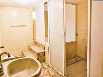 ¡¡Casa en Fuentes de Morelia en VENTA        La casa Cuenta con un Amplio Jardín & Chapoteadero!!   La casa está ubicada en la col. Fuentes de Morelia