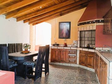 ¡¡Casa en Fuentes de Morelia en VENTA        La casa Cuenta con un Amplio Jardín & Chapoteadero!!   La casa está ubicada en la col. Fuentes de Morelia