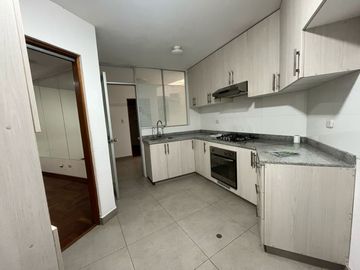 ¡Amplio Departamento En Alquiler En San Borja!