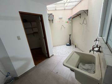 ¡Amplio Departamento En Alquiler En San Borja!