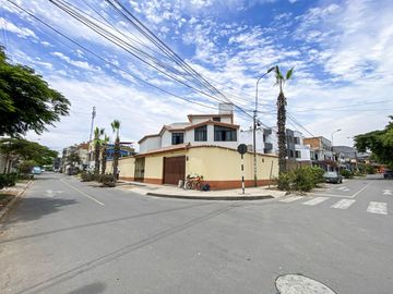 Oportunidad!!!! Se Vende Hermosa Casa En Esquina - La Molina