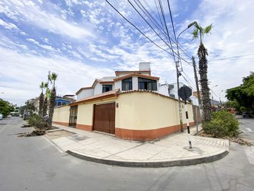 Oportunidad!!!! Se Vende Hermosa Casa En Esquina - La Molina