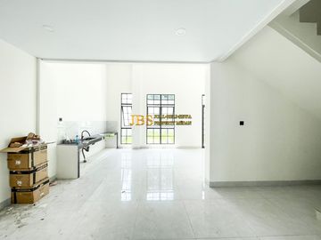 Villa 3.5 Tingkat Siap Huni di Komplek Jewel Park Jalan Starban - Polonia