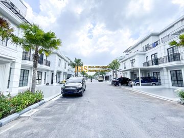 Villa 3.5 Tingkat Siap Huni di Komplek Jewel Park Jalan Starban - Polonia