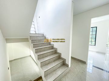 Villa 3.5 Tingkat Siap Huni di Komplek Jewel Park Jalan Starban - Polonia