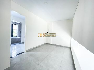 Villa 3.5 Tingkat Siap Huni di Komplek Jewel Park Jalan Starban - Polonia