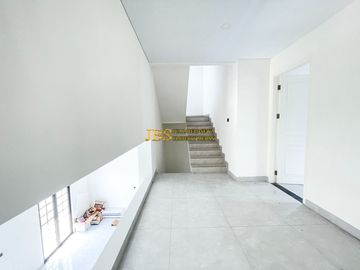 Villa 3.5 Tingkat Siap Huni di Komplek Jewel Park Jalan Starban - Polonia