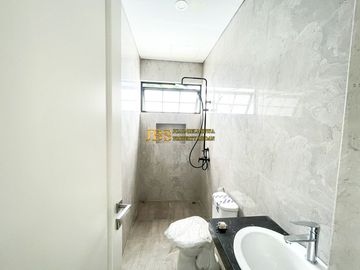 Villa 3.5 Tingkat Siap Huni di Komplek Jewel Park Jalan Starban - Polonia