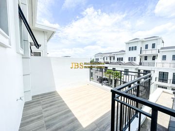 Villa 3.5 Tingkat Siap Huni di Komplek Jewel Park Jalan Starban - Polonia