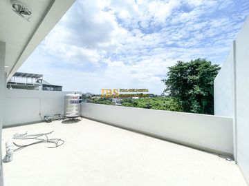 Villa 3.5 Tingkat Siap Huni di Komplek Jewel Park Jalan Starban - Polonia