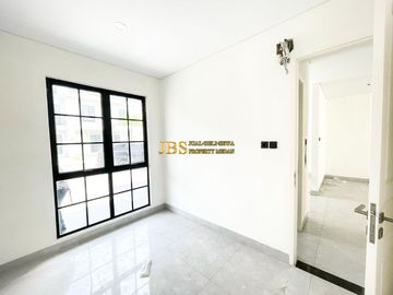 Villa 3.5 Tingkat Siap Huni di Komplek Jewel Park Jalan Starban - Polonia