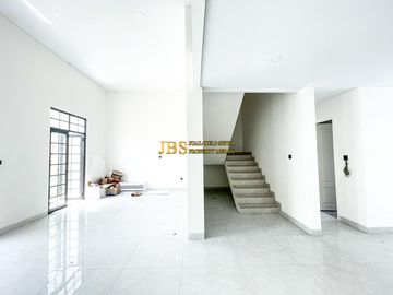 Villa 3.5 Tingkat Siap Huni di Komplek Jewel Park Jalan Starban - Polonia