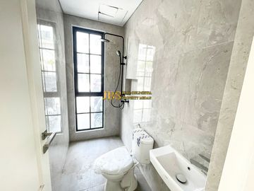 Villa 3.5 Tingkat Siap Huni di Komplek Jewel Park Jalan Starban - Polonia