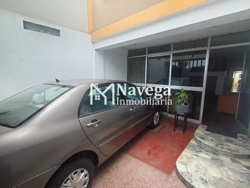 VENTA DE CASA EN CHUCUITO - FRENTE A PLAZA SANTA ROSA