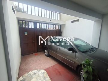 VENTA DE CASA EN CHUCUITO - FRENTE A PLAZA SANTA ROSA