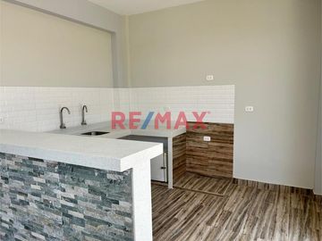 Venta De Casa En Esquina De Dos Pisos Más Azotea En Urb. Miraflores Boulevard Park Plaza // ID: 1128693