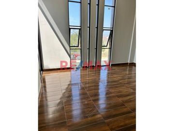 Venta De Casa En Esquina De Dos Pisos Más Azotea En Urb. Miraflores Boulevard Park Plaza // ID: 1128693