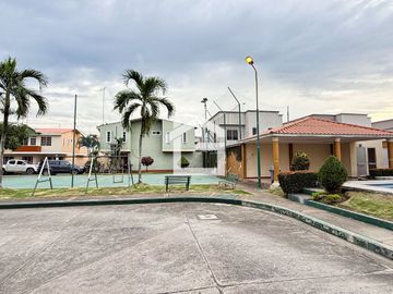 Casa en Venta en Conjunto Privado de Urb. San Patricio, Machala