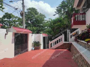 Venta de casa con piscina, Urbanización Privada Lago de Capeira