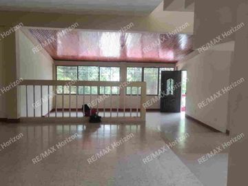 Venta de casa con piscina, Urbanización Privada Lago de Capeira