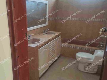 Venta de casa con piscina, Urbanización Privada Lago de Capeira