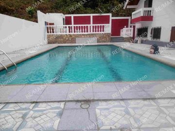 Venta de casa con piscina, Urbanización Privada Lago de Capeira
