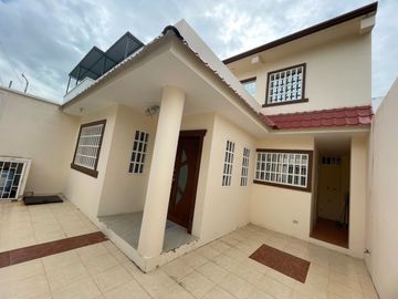 HERMOSA CASA EN VENTA URBANIZADA, Portoviejo.