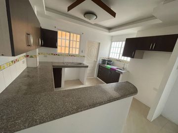 HERMOSA CASA EN VENTA URBANIZADA, Portoviejo.
