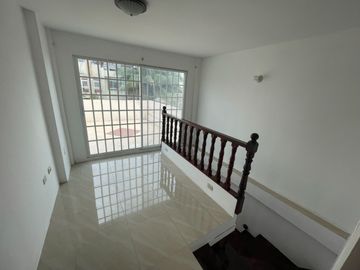 HERMOSA CASA EN VENTA URBANIZADA, Portoviejo.