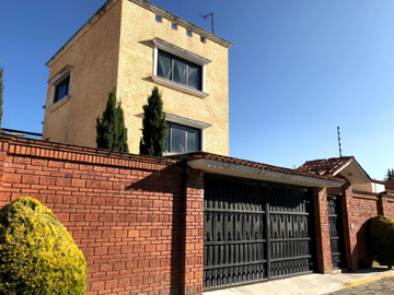 RESIDENCIA EN VENTA EN CACALOMACÁN