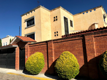 RESIDENCIA EN VENTA EN CACALOMACÁN