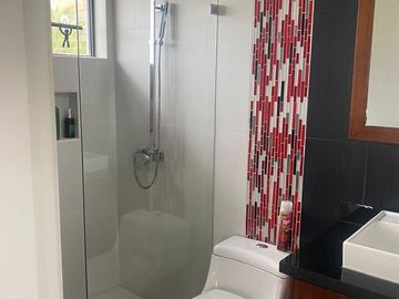 Espectacular casa de venta, Urbanización El Condado, Norte de Quito