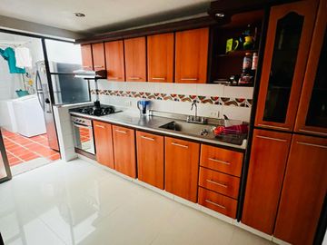 SE VENDE HERMOSA CASA REMODELADA EN COLSEGUROS (ALTA SUIZA )