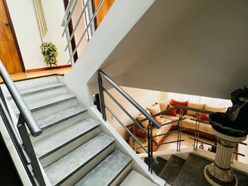 SE VENDE HERMOSA CASA REMODELADA EN COLSEGUROS (ALTA SUIZA )