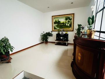 SE VENDE HERMOSA CASA REMODELADA EN COLSEGUROS (ALTA SUIZA )