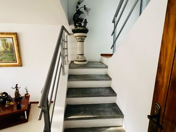 SE VENDE HERMOSA CASA REMODELADA EN COLSEGUROS (ALTA SUIZA )