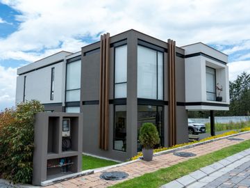 Casa de Lujo en Venta en la Mejor Urbanización de Nayón